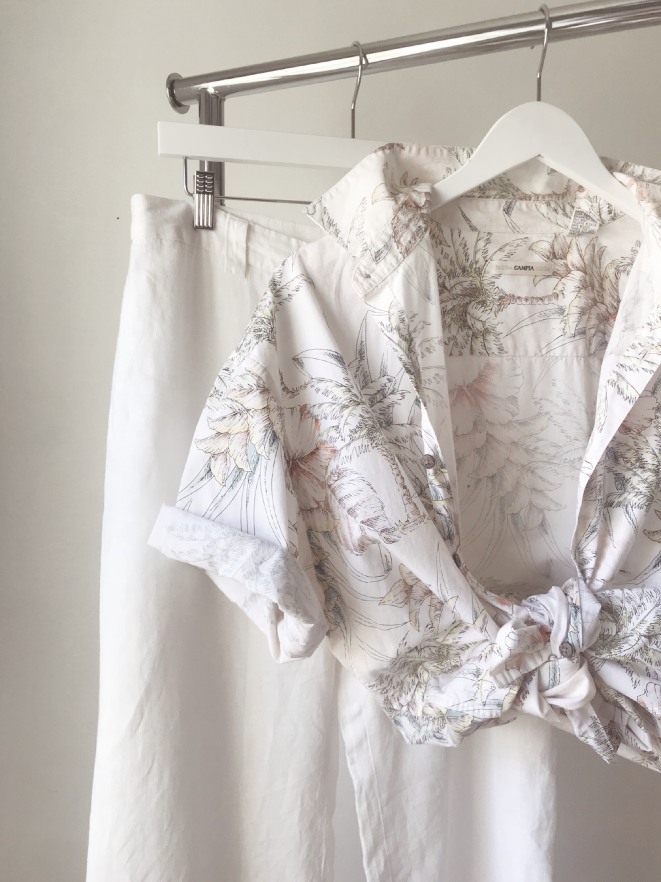 Short Sleeve Hawaiian print button down top. Men’s XL