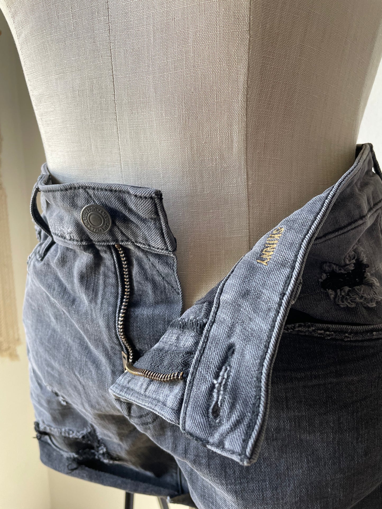 AE dark grey 6" shorts. Size 32