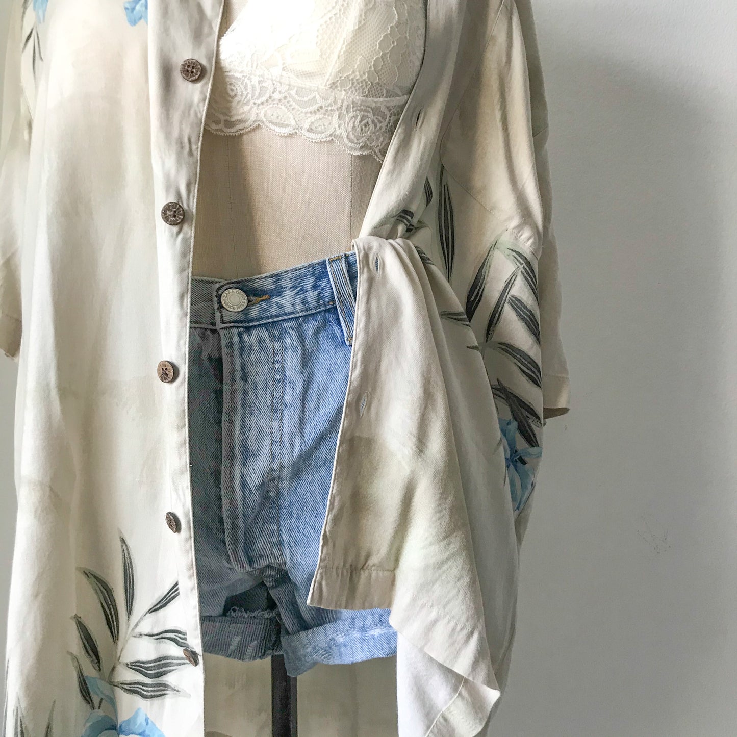 Cream short sleeve button-down top. Men's Size XL.