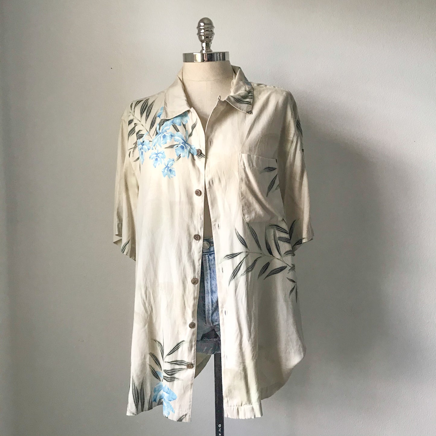 Cream short sleeve button-down top. Men's Size XL.