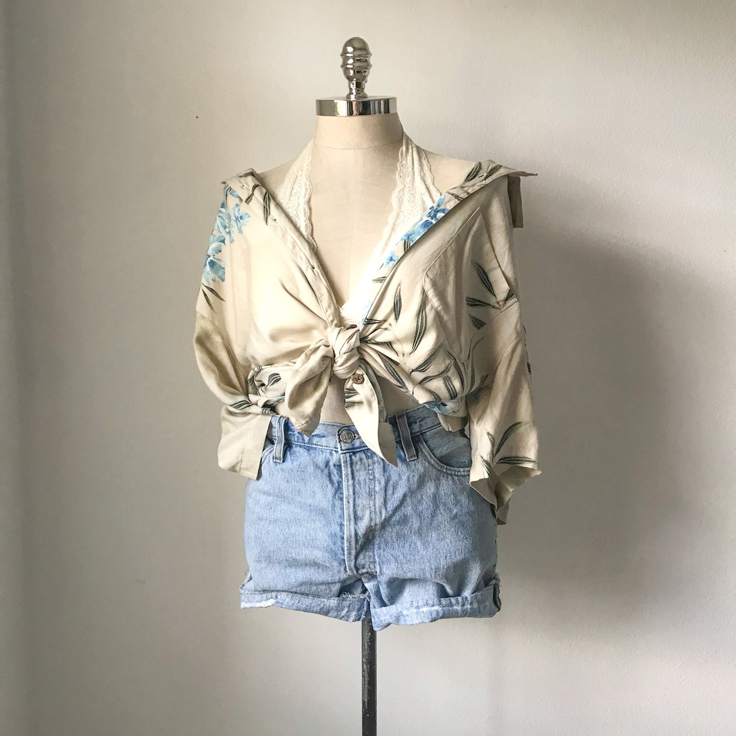 Cream short sleeve button-down top. Men's Size XL.