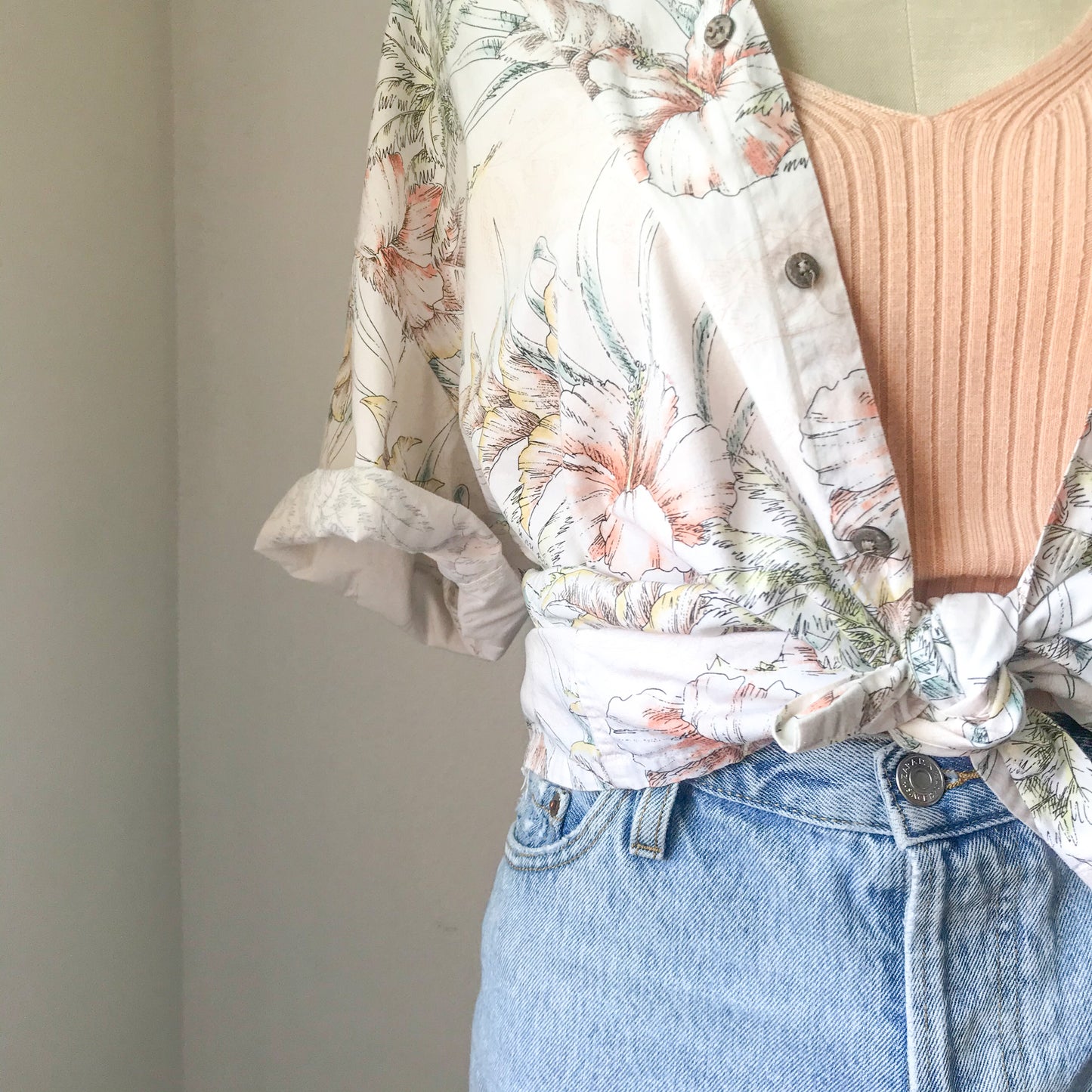 Short Sleeve Hawaiian print button down top. Men’s XL