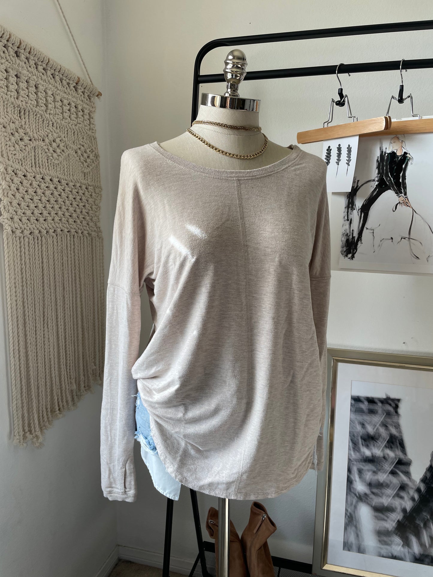 Long sleeve crew neck top. Medium.