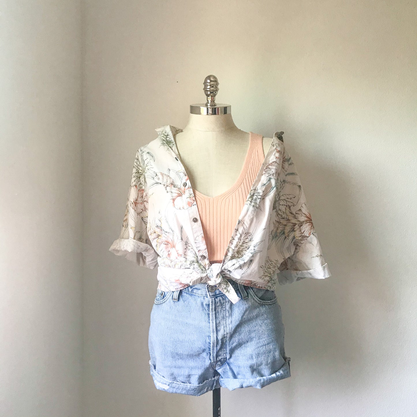 Short Sleeve Hawaiian print button down top. Men’s XL