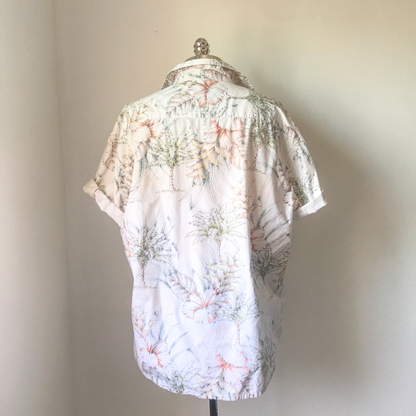 Short Sleeve Hawaiian print button down top. Men’s XL