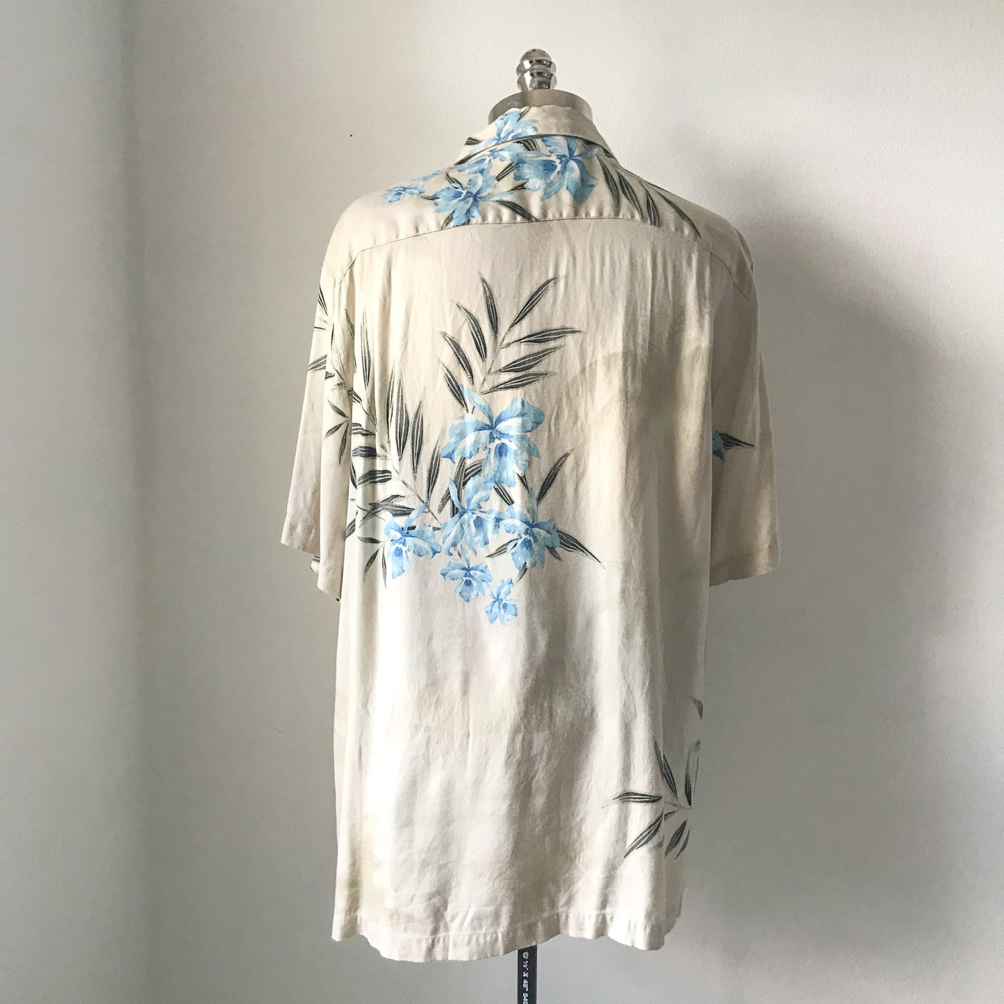 Cream short sleeve button-down top. Men's Size XL.