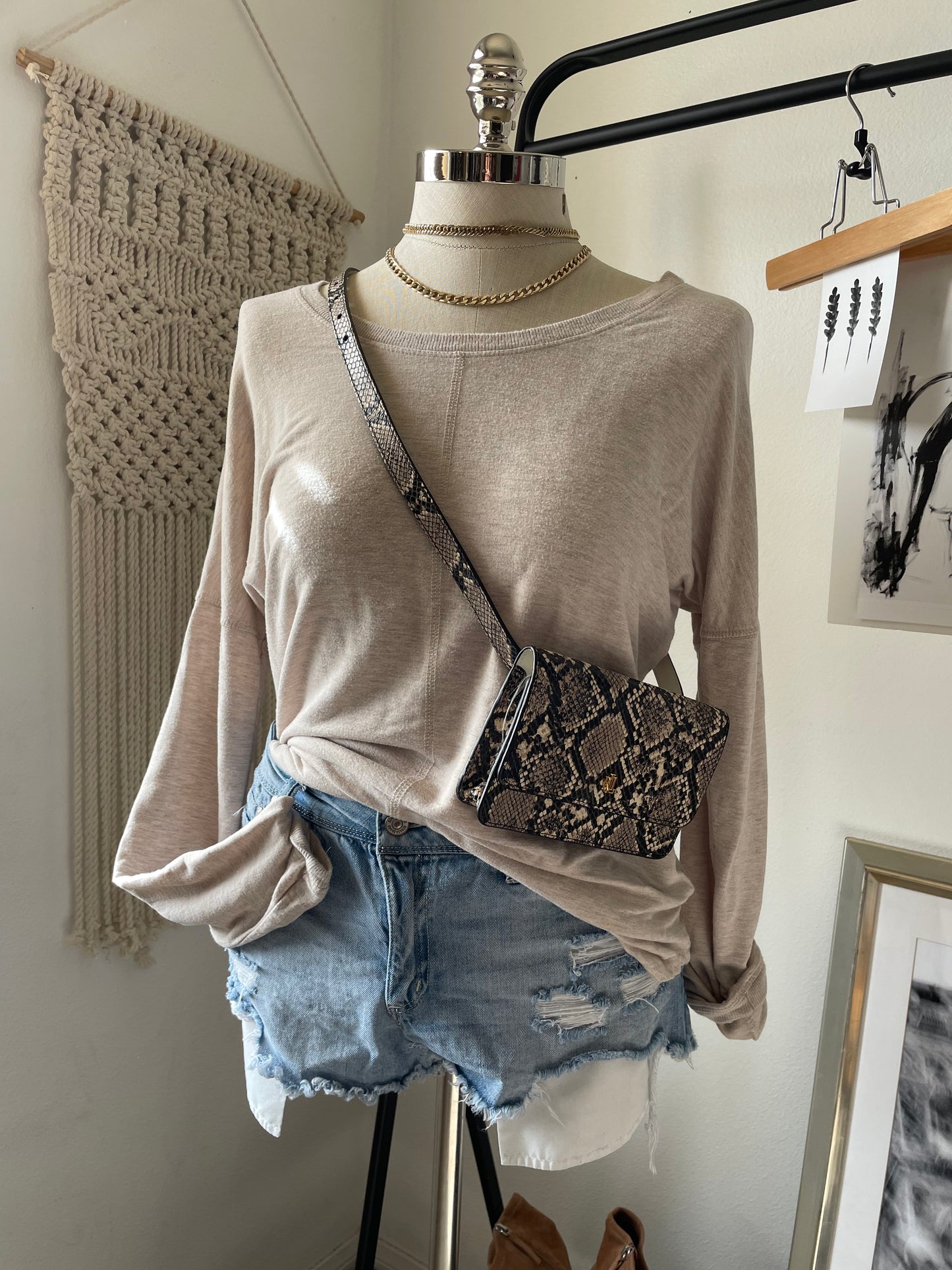 Long sleeve crew neck top. Medium.