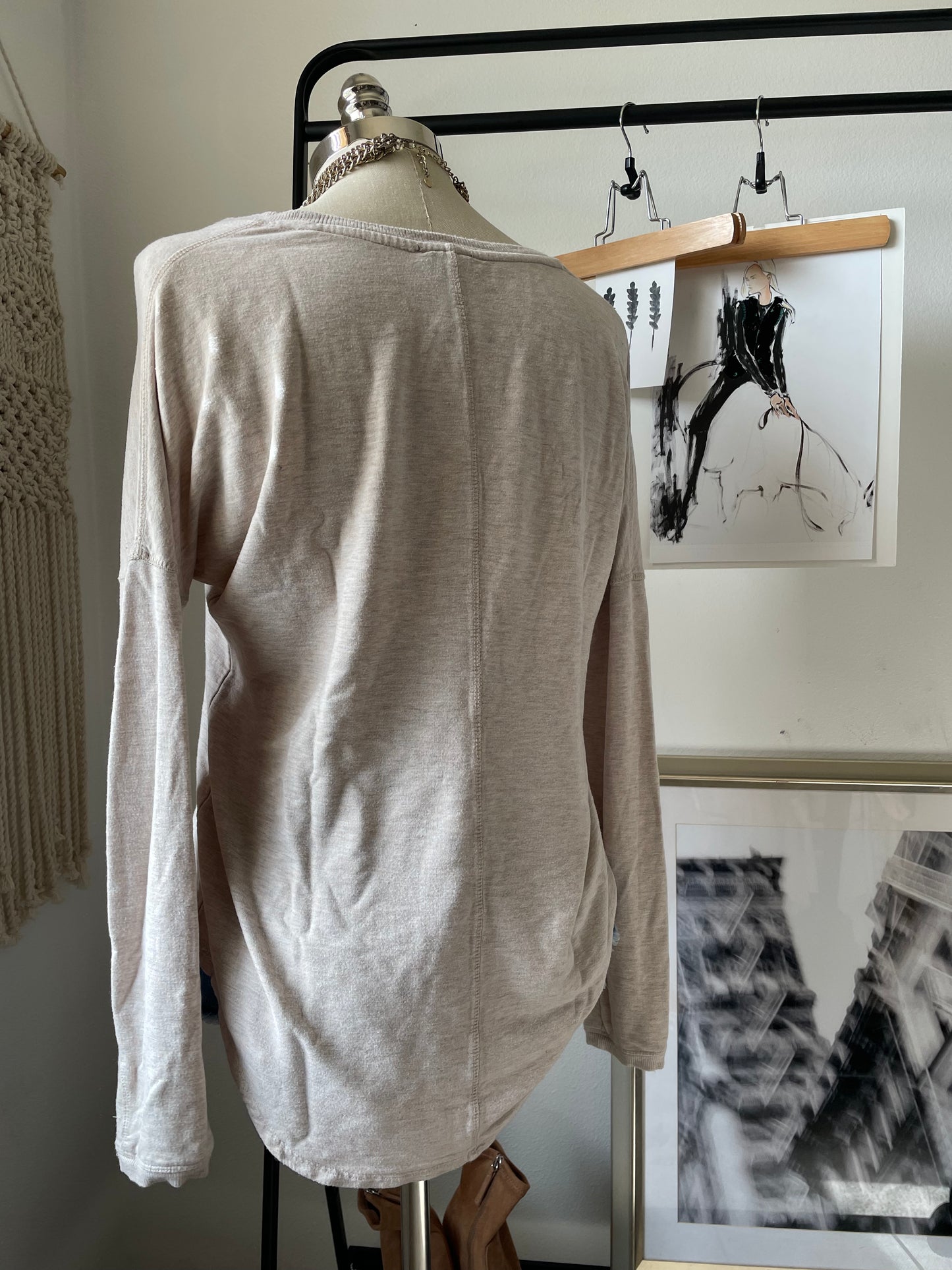 Long sleeve crew neck top. Medium.