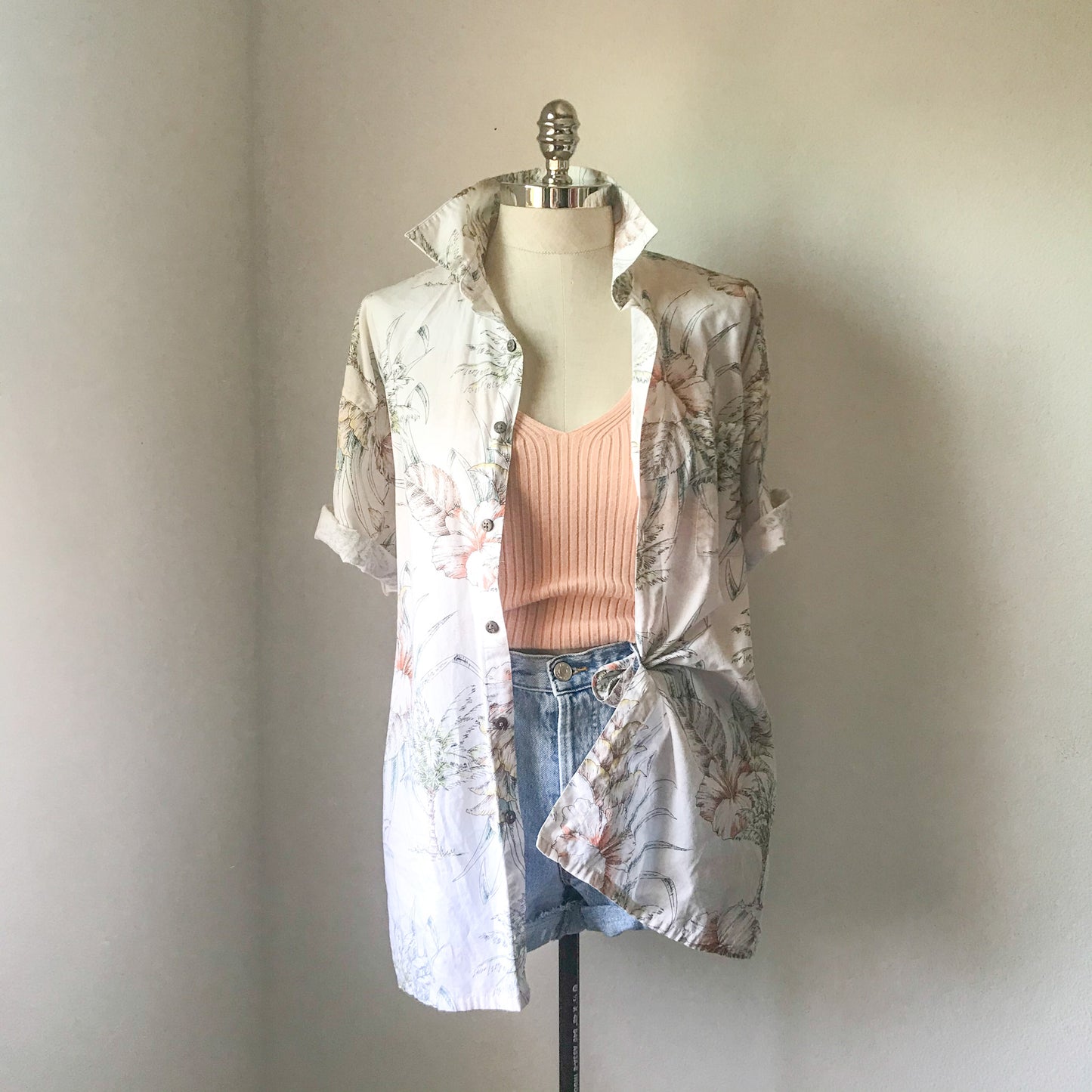 Short Sleeve Hawaiian print button down top. Men’s XL