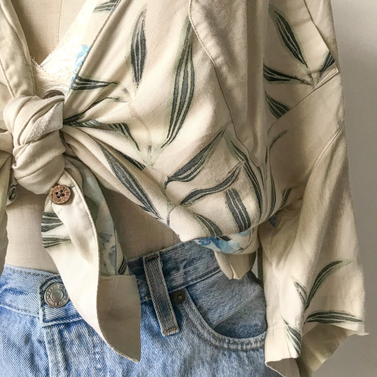 Cream short sleeve button-down top. Men's Size XL.