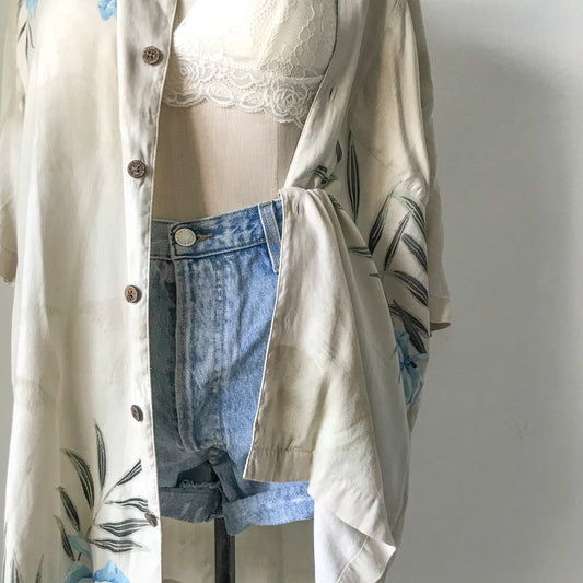 Cream short sleeve button-down top. Men's Size XL.